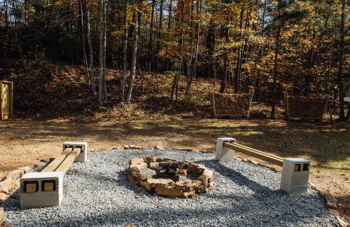 Escape to Villa Serena family & pet-friendly mountain retreat - hidden speakeasy, fire pit - Foto 75