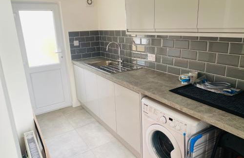 Modern Family Home with Off-Road Parking - Foto 16