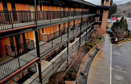 Lakeside luxury with hot tub and pool - Foto 39