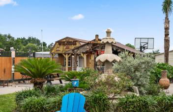 Tropical Escape Pool Jacuzzi Bar in Alvin TX - Photo 59