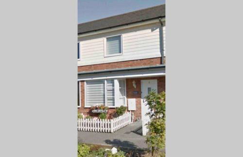 Comfy 2 bed house located at Wareham train station - Photo 1