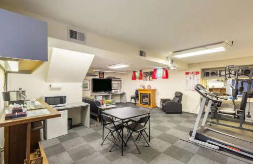 Lrge 5 BR 9 Beds Near DC-Pool, Hot Tub, Gym, Game Rm, Fire Pit - Foto 19