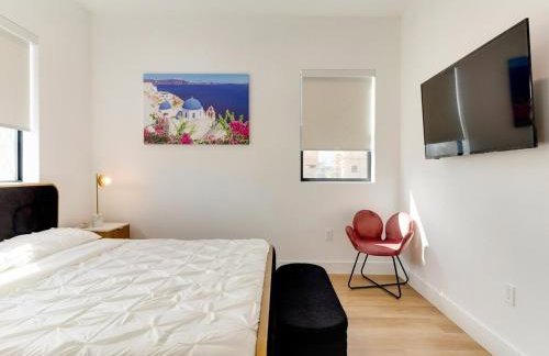 Modern Luxe Retreat Four-Bedroom - Photo 3