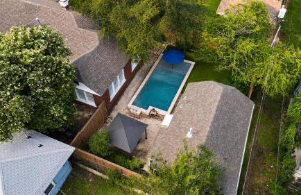 Charming home with pool, enclosed yard, patio & great Woodlawn Lake location - Foto 34