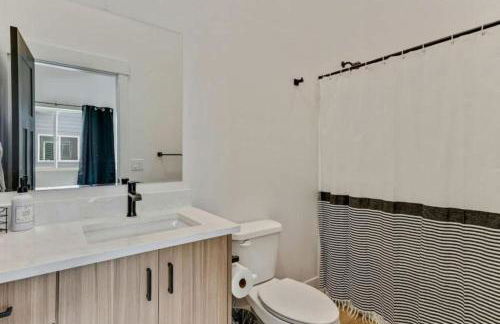 3 Min to DT - 2 Car Garage - Lux Townhome - King Bed - Foto 25