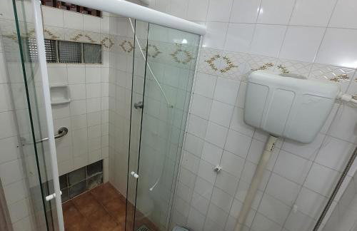 casa em rua tranquila a 200 metros do agito do Rio Vermelho e praia - Foto 4