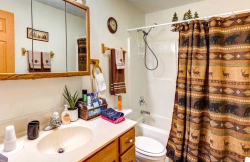 Scenic Marble Cabin with Fire Pit! - Foto 17