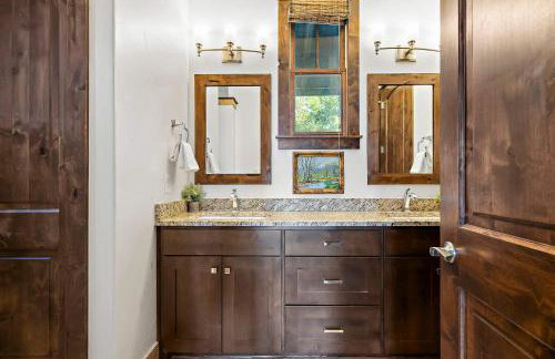 Lake Travis Luxe Villa - 4BR, Pickleball & BBQ - Foto 18