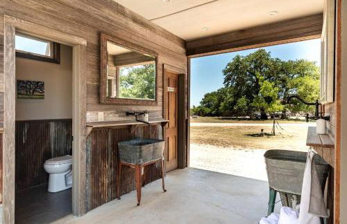 Luxury Airstream Campsite Nestled Beneath Oak Trees Outside of Austin, Texas - Foto 23