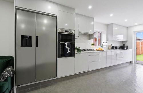 Beautiful Home, Free Parking For Large Groups Sleeps 10 Book Now! - Foto 8