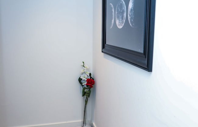 Exquisite One Bed Apartment - Photo 23