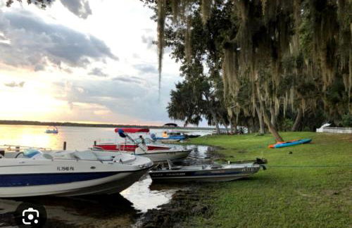 Wonderful Cottage Overlooking the Lake with Porch in Florida - Foto 22