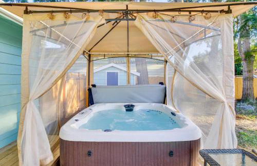 Charming Arlington Home with Hot Tub and Fenced Yard! - Foto 25