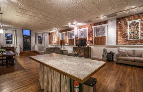 Elegant Loft-style Retreat in Old Firehouse Alley - Foto 7