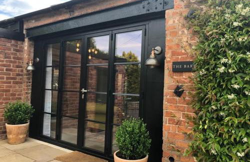 Luxury Barn with Hot Tub, Spa Treatments, Private Dining - Photo 2