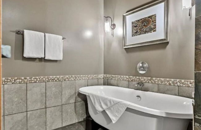 Luxury 3-Br Penthouse | INDOOR Pool & Hot Tub | Pool Table | 2 Decks + Mtn Views - Photo 22