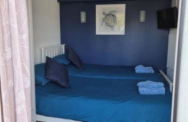 Lovely private studio room with own kitchen and bathroom. Set in the popular area of Shiphay in Torquay and only a short walk from Torbay Hospital - Foto 5