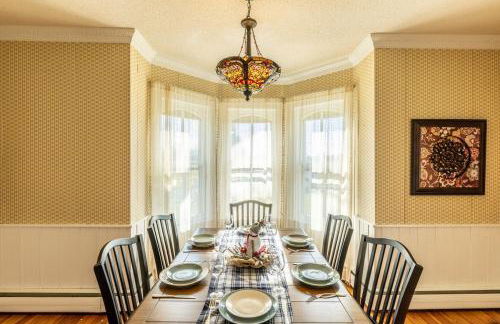 Charming Farmhouse w King Bed Hot Tub & EV Charger - Foto 10