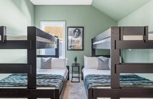 Modern House by Downtown with Garage and Fenced-in Yard - Foto 39