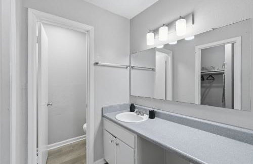 Modern 2BR Retreat Near Stone Mountain - Foto 12