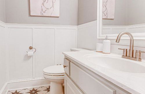 4,100-Sq-Ft Gem with Pool Table and Yard in Raleigh - Foto 11