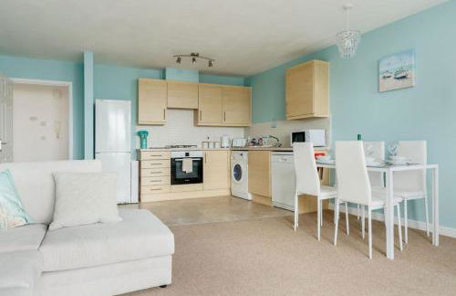 Ocean Breeze - Stunning Harbour Views from Private Balcony - Photo 5