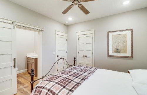 Riverfront Mountain View Cabin with Deck and Grill! - Foto 16