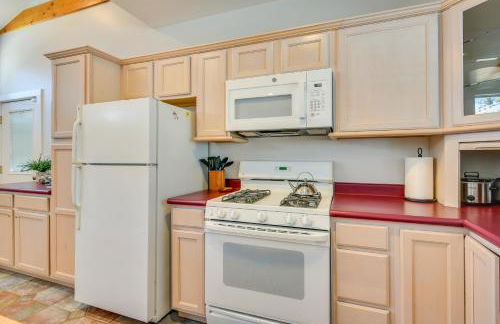 Luxe Pasadena Casita with Fireplace and Grill - Photo 17