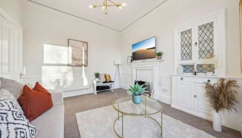 Large Terraced Home with Parking - Foto 3