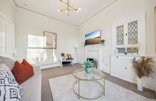 Large Terraced Home with Parking - Foto 3