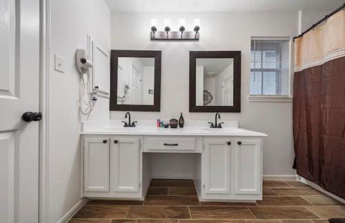 IAH Place: 4 bed, patio-sleeps 8+ - Foto 8