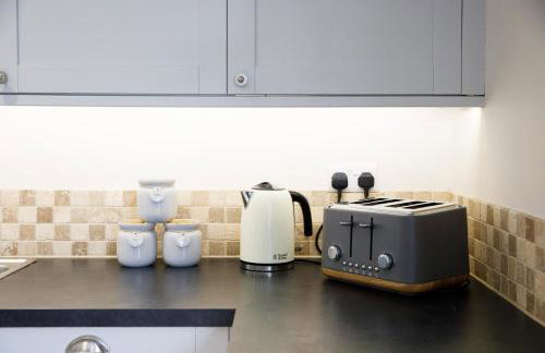 " Orchard Croft Lodge ", New Property, DOG FRIENDLY, Ideal for all Goodwood Events, 5 Minutes from Southend Barns, 9 Minutes From Sandy West Wittering Beach, 2 Bathrooms, Can Sleep 8 On Request, ' Starlink ' Wi-Fi & Sky Sports, Zip & Link Super-King beds - Foto 48