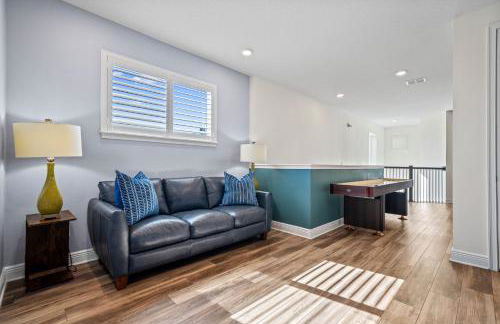 Epic Playhouse Getaway - Castle & Superhero Bunks Theater Private Pool No Rear Neighbors - Foto 18