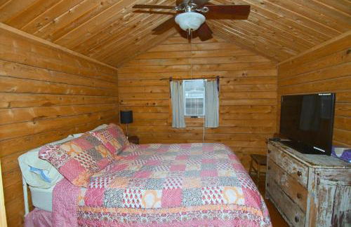 Whispering Hills -- Pet Friendly - Hot Tub - Grill - Wifi - Fire Pit - Covered Porch - Screen Porch - Fireplace - View - Billiard Table - Game room - Foto 17