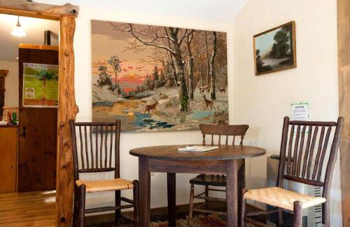 Romantic Couples' Cabin Getaway in Pittsfield, New Hampshire - Foto 2