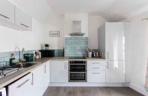 Beautiful Two Bed Mumbles Flat - with parking space - Foto 8