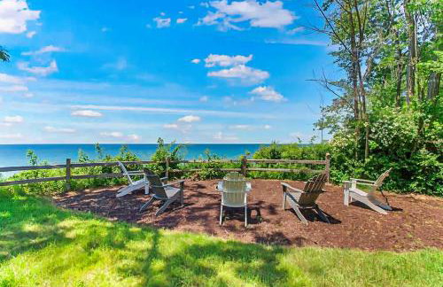 Blackstone on the Bluff with Lake Views Historic Home Family Friendly - Photo 1