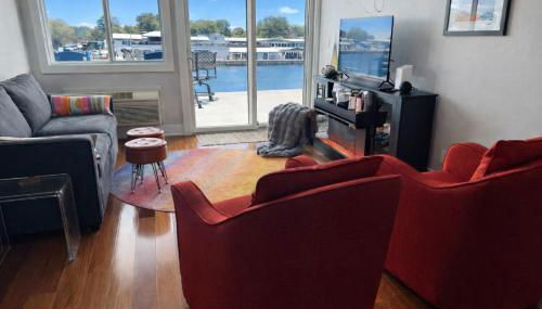 Couples Waterfront Getaway Near Beach And Trails - Photo 2