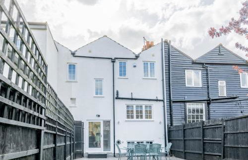 4-Bedroom Seafront House in Southend Sea Views - Pass the Keys - Foto 49