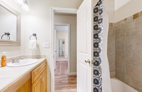 Blue Casa Rio | Riverfront Oasis with Private Beach, Deck & Fire Pit - Foto 23