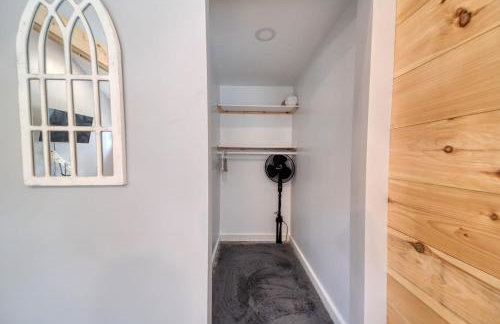 Studio with Deck by Leavetown Vacations - Foto 10