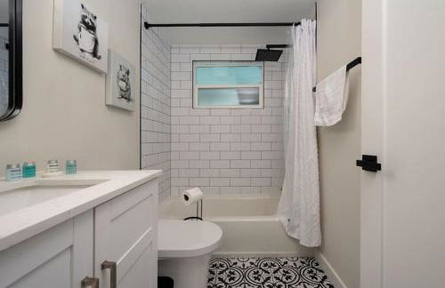 Luxe Family Friendly Retreat w Heated Pool Oasis - Foto 15