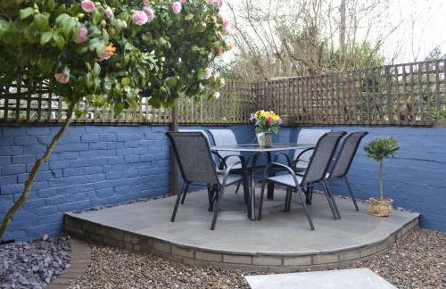 Stunning Period Townhouse with Garden, Walking Distance to Town - Photo 10