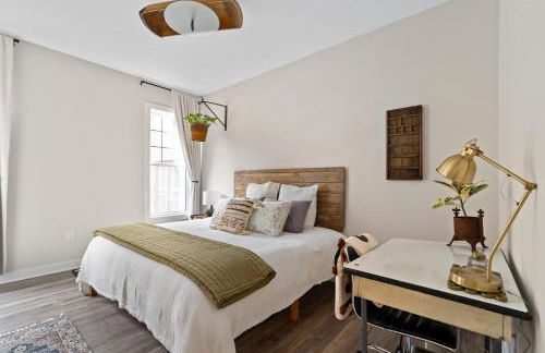 Bus Stop Sally in Historic Walker's Point MKE - Foto 30