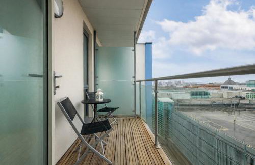 Sleek Apartment with Balcony - City Centre - Free Parking, Fast WiFi and 55'' Smart TV by Yoko Property - Foto 7