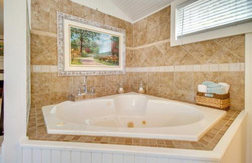 Charming Mountain Home Retreat Walk to Marina! - Foto 25