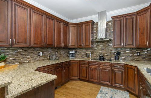 Hot Tub, Views & Game Room - 20 min to Downtown Asheville! - Foto 14