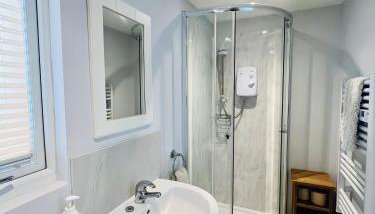 Romantic Cabin Retreat on 50-Acre Suffolk Farm - Foto 5, Shower