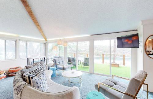 Mid-Century Modern Lake House with Private Waterfront Pool & Boat Dock - Photo 5