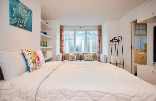 The Clapham Crib - Spacious 4BDR House with Patio - Photo 47